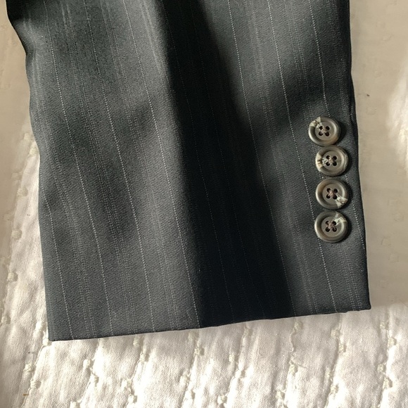 Men’s CHAPS suit. Black with Pinstripes.   Size 46R - Picture 5 of 5